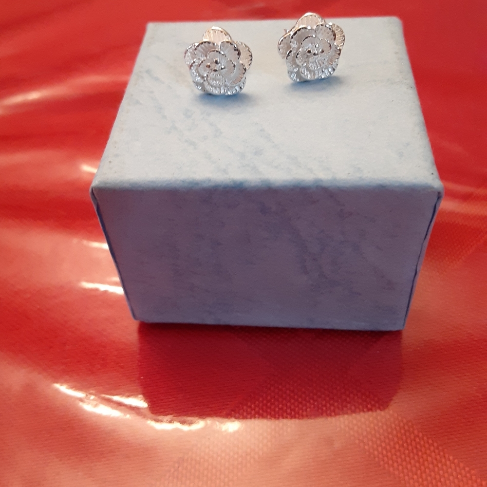 Earring flower stud - Picture 3 of 3